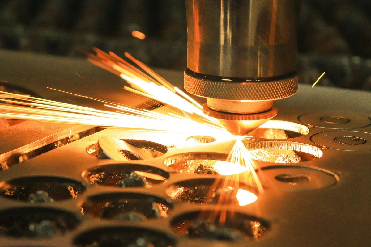 معرفی دستگاه لیزر حکاکی روی استیل