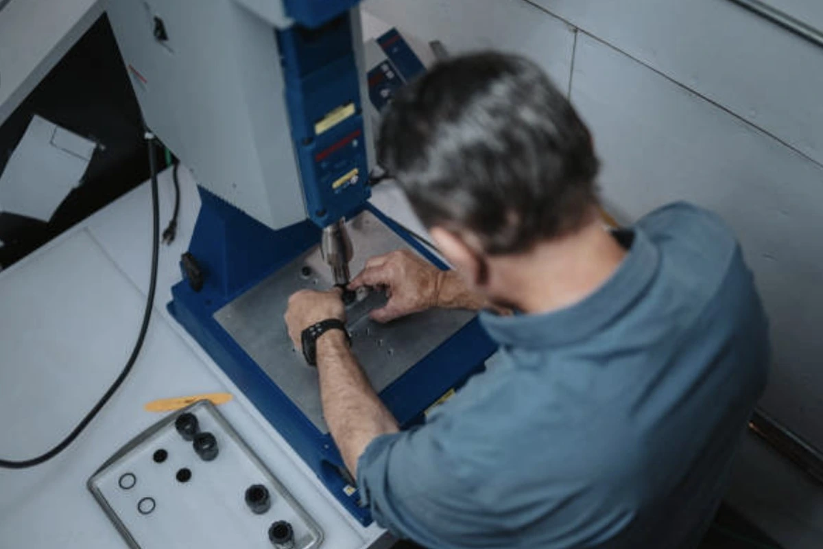 میز کار در دستگاه حکاکی سوزنی